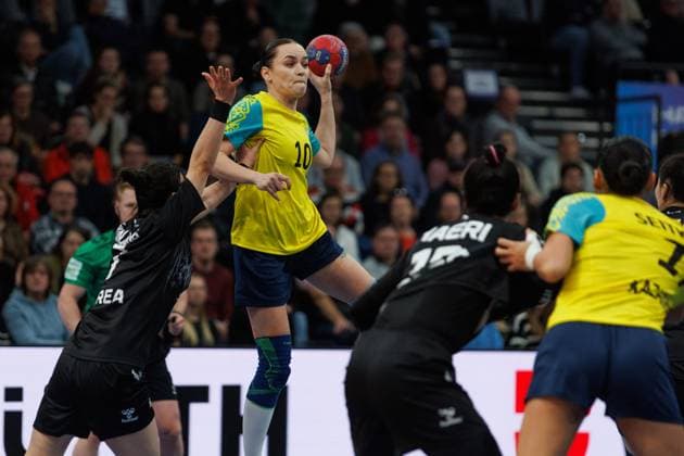 Kristina Radayeva Kazakhstan in duel with Boeun Gim South Korea and Jihyun Yeon South Korea , South Korea vs Kazakhstan, Handball, IHF Womens Handball World Championship, Matchday 3, 01 12 2025 South Korea vs Kazakhstan, Handball, IHF Womens Handball World Championship, Matchday 3, 01 12 2025 Copyright: xEibner-Pressefoto AlexanderxNeisx EP_ANS