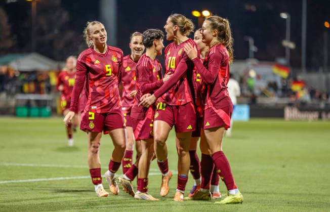 GER, Frankfurt, Germany vs France, international match round, Football, FIFA, 2025 2026 season, U23, Stadion am Brentanobad, Group A in the picture Larissa Mühlhaus Germany U23 scores the goal for 1 0, jubilation and joy DFB DFL REGULATIONS PROHIBIT ANY USE OF PHOTOGRAPHS AS IMAGE SEQUENCES AND OR QUASI VIDEO, 01 12 2025 Copyright: HMBxMedia HendrikxHamelau