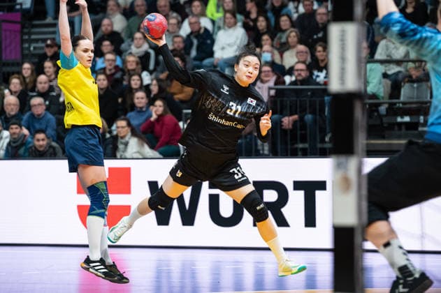 GIM Boeun (31 Republic of Korea) takes a shot at goal during the IHF Women s Handball World Championship, WM, Weltmeisterschaft game between Republic of Korea and Kazakhstan at the SWT Arena in Trier, Germany Copyright: xMartinxPitschx xSPPx Sportspressphoto_SPR68536