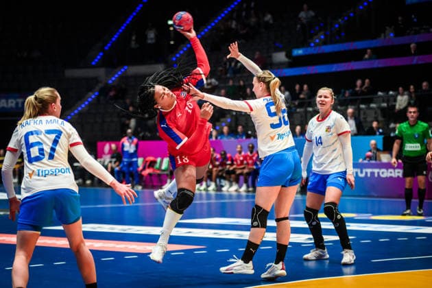 Danielys Herranz Reyes Cuba, 16 vs Charlotte Cholevova Czech Republic, 96 GER, Czech Republic Cuba, Handball World Championship, Preliminary Round, Group G, 01 12 2025 GER, Czech Republic Cuba, Handball World Championship, Preliminary Round, Group G, 01 12 2025 Stuttgart Copyright: xSandyxDinkelackerx EP_SDR