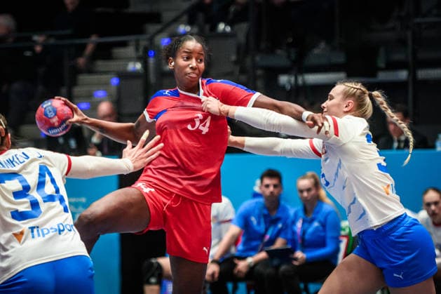 Jennifer Amanda Toledo Abreu Cuba, 34 vs Valerie Smetkova Czech Republic, 35 GER, Czech Republic Cuba, Handball World Championship, Preliminary Round, Group G, 01 12 2025 GER, Czech Republic Cuba, Handball World Championship, Preliminary Round, Group G, 01 12 2025 Stuttgart Copyright: xSandyxDinkelackerx EP_SDR