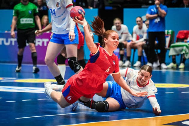 Dianny Regla Gonzales Romero Cuba, 6 vs Eliska Desortova Czech Republic, 24 GER, Czech Republic Cuba, Handball World Championship, Preliminary Round, Group G, 01 12 2025 GER, Czech Republic Cuba, Handball World Championship, Preliminary Round, Group G, 01 12 2025 Stuttgart Copyright: xSandyxDinkelackerx EP_SDR