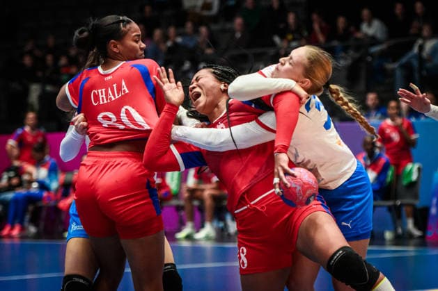 Lorena Aide Tellez Delgado Cuba, 18 is blocked by Veronika Vavrova Czech Republic, 39 , left still Melissa Chala Lezcano Cuba, 80 GER, Czech Republic Cuba, Handball World Championship, Preliminary Round, Group G, 01 12 2025 GER, Czech Republic Cuba, Handball World Championship, Preliminary Round, Group G, 01 12 2025 Stuttgart Copyright: xSandyxDinkelackerx EP_SDR