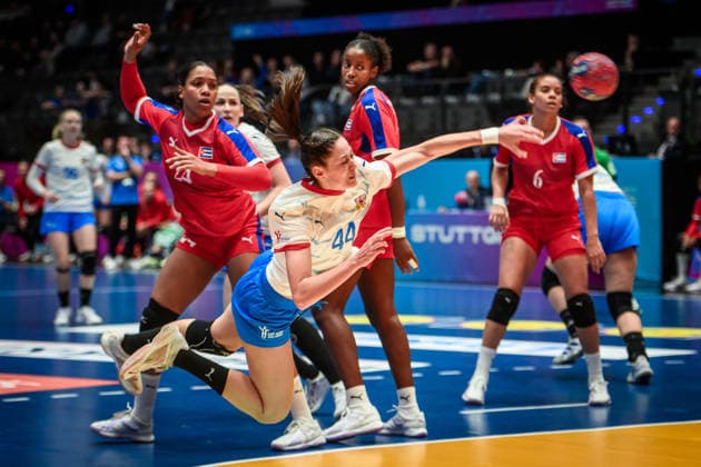 Dominika Zachova Czech Republic, 44 jump into the circle, left Schakira Robert Reinoso Cuba, 24 GER, Czech Republic Cuba, Handball World Championship, Preliminary Round, Group G, 01 12 2025 GER, Czech Republic Cuba, Handball World Championship, Preliminary Round, Group G, 01 12 2025 Stuttgart Copyright: xSandyxDinkelackerx EP_SDR