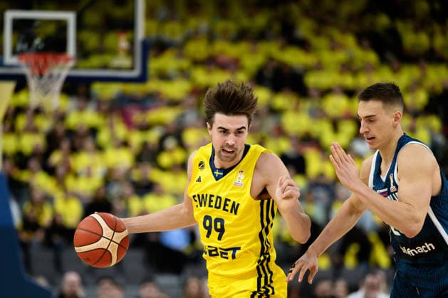 251201 Olle Lundqvist of Sweden and Miha Cerkvenik of Slovenia during the FIBA World Cup Qualifier game between Sweden and Slovenia on December 1, 2025 in Gothenburg Photo Carl Sandin BILDBYRAN code CS CS0811 basketball vm kval kval fiba world cup qualifiers sverige slovenien sweden slovenia bbeng  Copyright: CARLxSANDIN BB251201CS012