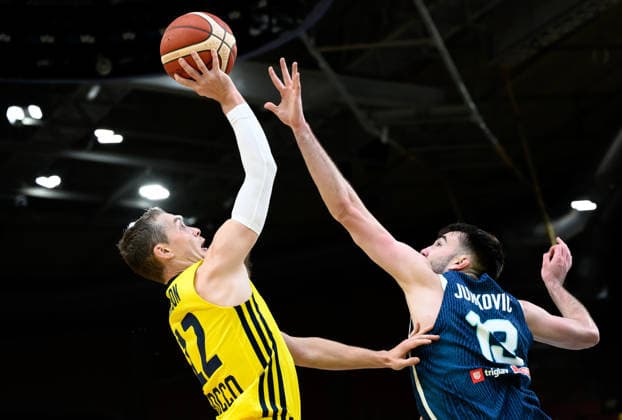 251201 Ludvig Hakanson of Sweden and Rok Radovic of Slovenia during the FIBA World Cup Qualifier game between Sweden and Slovenia on December 1, 2025 in Gothenburg Photo Carl Sandin BILDBYRAN kod CS CS0811 basket basketball vm kval kval fiba world cup qualifiers sverige slovenien sweden slovenia bbeng  Copyright: CARLxSANDIN BB251201CS017