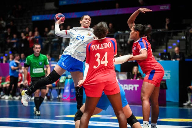 Eliska Desortova Czech Republic, 24 vs Jennifer Amanda Toledo Abreu Cuba, 34 and Melissa Chala Lezcano Cuba, 80 , re GER, Czech Republic Cuba, Handball World Championship, Preliminary Round, Group G, 01 12 2025 GER, Czech Republic Cuba, Handball World Championship, Preliminary Round, Group G, 01 12 2025 Stuttgart Copyright: xSandyxDinkelackerx EP_SDR