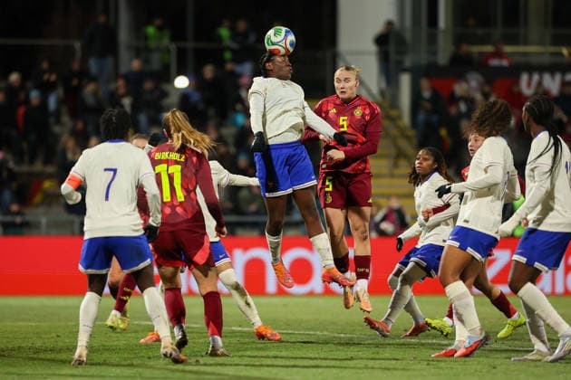 2025.12.01 xjfx Fussball U 23-Länderspielrunde, 2025 2026, Gruppe A Deutschland - Frankreich v.l., Aude BIZET (U23 France), Jella Veit (Frauen U 23 Deutschland), Kopfball, Kopfballduell (DFL DFB REGULATIONS PROHIBIT ANY USE OF PHOTOGRAPHS as IMAGE SEQUENCES and or QUASI-VIDEO) Copyright: JoaquimxFerreira
