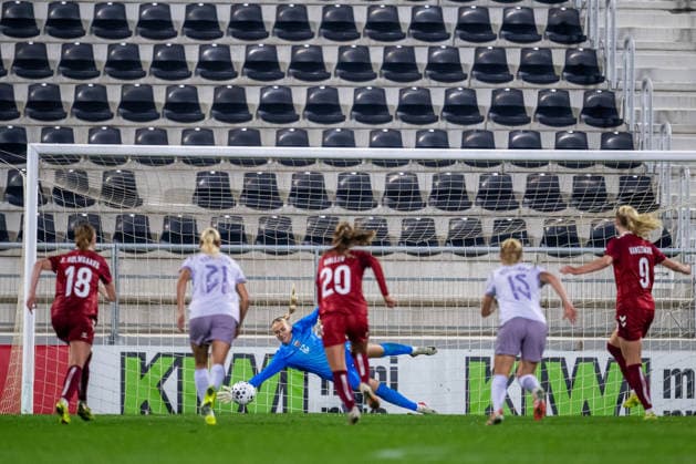 251201 Goalkeeper Selma Panengstuen of Norway saves a penalty during the international friendly football match between Denmark and Norway on December 1, 2025 in La Linea Photo Vegard Grott BILDBYRAN kod VG VG0842 bbeng fotboll football soccer fotball träningslandskamp privatlandskamp landskamp international friendly norge norway women dam danmark denmark  Copyright: VEGARDxGRoTT BB251201VG039