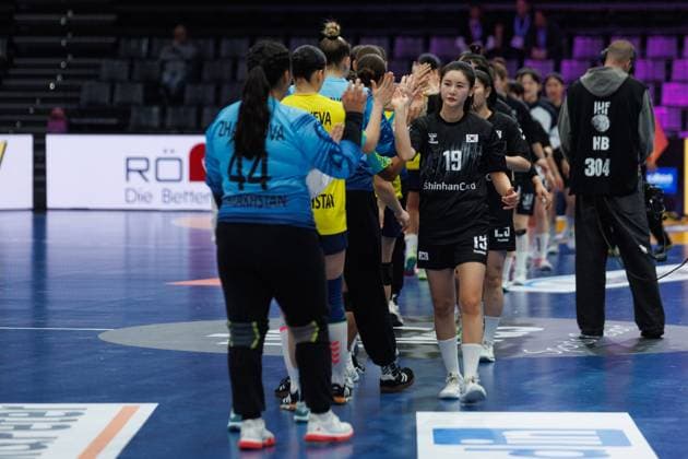 The teams say goodbye, South Korea vs Kazakhstan, Handball, IHF Womens Handball World Championship, Matchday 3, 01 12 2025 South Korea vs Kazakhstan, Handball, IHF Womens Handball World Championship, Matchday 3, 01 12 2025 Copyright: xEibner-Pressefoto AlexanderxNeisx EP_ANS