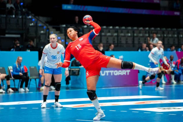 Handball I Women I World Championship I Preliminary round I Matchday 3 I Czech Republic Cuba I 01 12 2025 Lorena Aide Tellez Delgado 18, Cuba on the seven-meter penalty Stuttgart Porsche Arena Baden Württemberg Germany Copyright: xLobeca MaxxPetershansx