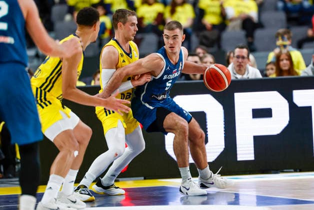 GOTHENBURG, SWEDEN 20251201 Sweden s Ludvig Hakanson against Slovenia s Ziga Samar during the World Cup basketball qualifier between Sweden and Slovenia at Scandinavium, Gothenburg, Sweden December 1, 2025 GÖTEBORG SWEDEN x9200x  Copyright: xAdamxIhse TTx BASKETBALL WORLD CUP QUALIFYER SWEDEN-SLOVENIA
