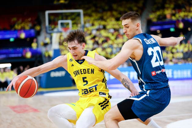 GOTHENBURG, SWEDEN 20251201 Sweden s Wilhelm Falk against Slovenia s Miha Cerkvenik during the World Cup basketball qualifier between Sweden and Slovenia at Scandinavium, Gothenburg, Sweden December 1, 2025 GÖTEBORG SWEDEN x9200x  Copyright: xAdamxIhse TTx BASKETBALL WORLD CUP QUALIFYER SWEDEN-SLOVENIA