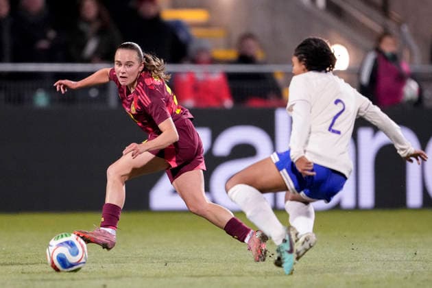 v li Marie Steiner Germany, 17 , Fiona Liaigre France, 2 , duel, duel, tackle, tackling, dynamics, action, action, 01 12 2025, Frankfurt am Main Germany , football, international match, U23 women, Germany France, DFB DFL REGULATIONS PROHIBIT ANY USE OF PHOTOGRAPHS AS IMAGE SEQUENCES AND OR QUASI VIDEO xozx