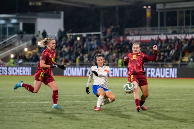 01 12 2025, Football, Women, International match round 2025 2026, Group A, Germany U 23 France U 23 Judith Coquet 18 France U23 tries to get the ball on goal Sofie Zdebel 6 Germany U23 and Greta Stegemann 14 Germany U23 came too late