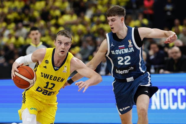 GOTHENBURG, SWEDEN 20251201 Sweden s Ludvig Hakanson and Slovenia s Stefan Joksimovic during the World Cup basketball qualifier between Sweden and Slovenia at Scandinavium, Gothenburg, Sweden December 1, 2025 GÖTEBORG SWEDEN x9200x  Copyright: xAdamxIhse TTx BASKETBALL WORLD CUP QUALIFYER SWEDEN-SLOVENIA