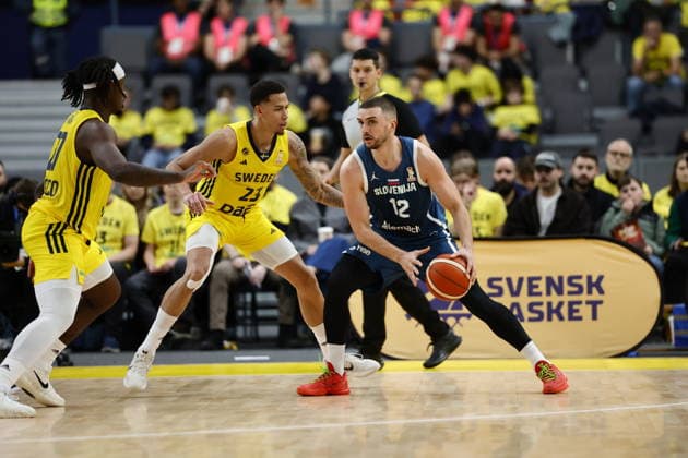 GÖTEBORG, SVERIGE 20251201 Sveriges Pierre Hampton och Zaba Bangala (tv) mot Sloveniens Rok Radovic under tisdagens VM-kval i basket mellan Sverige och Slovenien i Scandinavium. GÖTEBORG SVERIGE x9200x  Copyright: xAdamxIhse TTx BASKET VM-KVAL SVERIGE-SLOVENIEN
