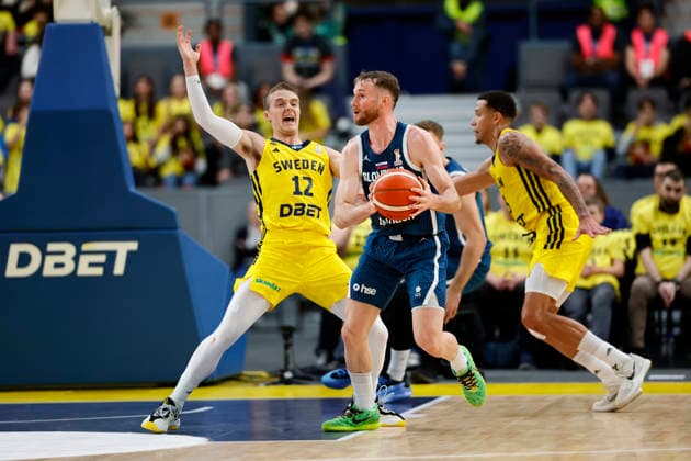 GOTHENBURG, SWEDEN 20251201 Swedens Ludvig Hakanson and Slovenias Leon Stergar during Tuesdays World Cup basketball qualifier between Sweden and Slovenia in Scandinavium GOTHENBURG SWEDEN x9200x  Copyright: xAdamxIhse TTx BASKET VM-KVAL SVERIGE-SLOVENIEN