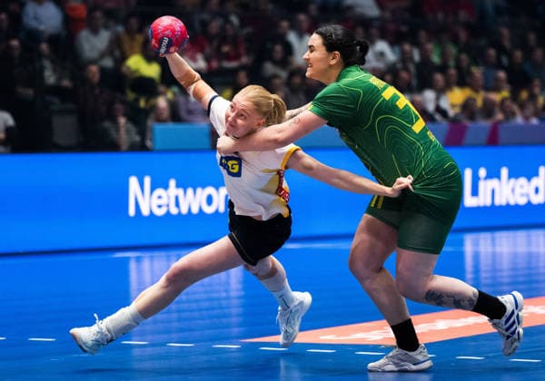 251201 Tyra Axnar of Sweden and Marcela Arounian of Brazil during the 2025 IHF Women™s World Championship handball match between Sweden and Brazil on December 1, 2025 in Stuttgart Photo Emma Wallskog BILDBYRAN COP 320 EW0598 handball, handball, handball,handball,handball,bbeng,vm,handba  Copyright: EMMAxWALLSKOG BB251201EW016