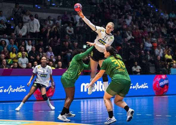 251201 Mariane Fernandes and Marcela Arounian of Brazil and Emma Lindqvist of Sweden during the 2025 IHF Women™s World Championship handball match between Sweden and Brazil on December 1, 2025 in Stuttgart Photo Emma Wallskog BILDBYRAN COP 320 EW0598 handball handball handball bbeng vm handball vm handbolls vm ihf handball world championship world handball championship 2025 world championship 2025 sverige sweden brasilien dam bbauto  Copyright: EMMAxWALLSKOG BB251201EW018