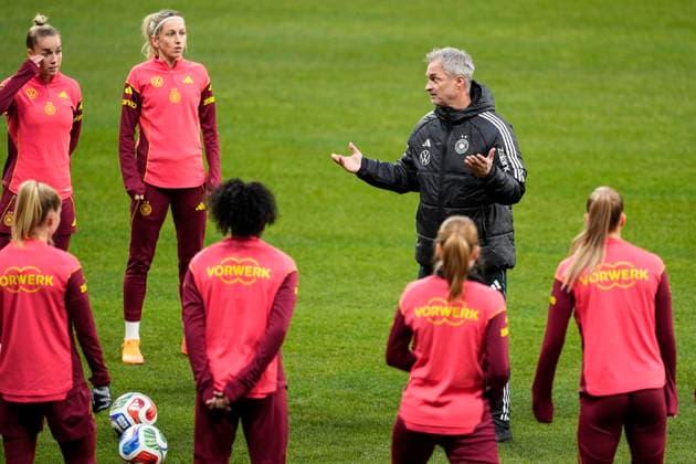 December 1, 2025, Madrid, Madrid, Spain: Christian Wuck, head coach of Germany, during the training session prior her UEFA Women s Nations League 2025 final second leg match against Spain at Riyadh Air Metropolitano stadium on December 01, 2025 in Madrid, Spain. Madrid Spain - ZUMAa181 20251201_zaa_a181_101 Copyright: xOscarxJ.xBarrosox