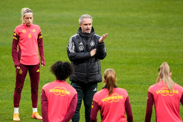 December 1, 2025, Madrid, Madrid, Spain: Christian Wuck, head coach of Germany, during the training session prior her UEFA Women s Nations League 2025 final second leg match against Spain at Riyadh Air Metropolitano stadium on December 01, 2025 in Madrid, Spain. Madrid Spain - ZUMAa181 20251201_zaa_a181_105 Copyright: xOscarxJ.xBarrosox