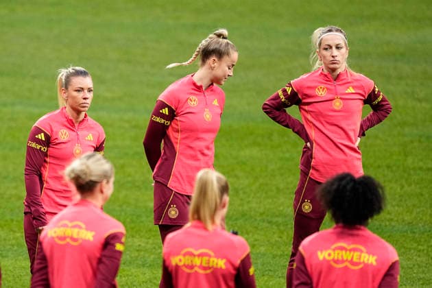 December 1, 2025, Madrid, Madrid, Spain: Linda Dallmann, Giulia Gwinn and Kathrin Hendrich of Germany during the training session prior her UEFA Women s Nations League 2025 final second leg match against Spain at Riyadh Air Metropolitano stadium on December 01, 2025 in Madrid, Spain. Madrid Spain - ZUMAa181 20251201_zaa_a181_107 Copyright: xOscarxJ.xBarrosox