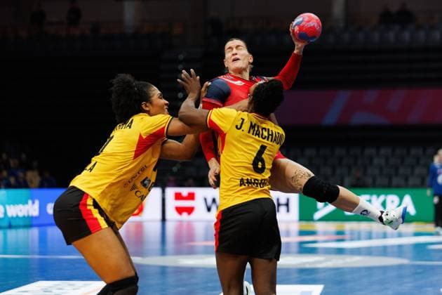 Stine Ruscetta Skogrand Norway in a duel with Albertina Da Cruz Kassoma Angola and Juliana Jose Machado Angola , South Korea vs Kazakhstan, Handball, IHF Womens Handball World Championship, Matchday 3, 01 12 2025 South Korea vs Kazakhstan, Handball, IHF Womens Handball World Championship, Matchday 3, 01 12 2025 Copyright: xEibner-Pressefoto AlexanderxNeisx EP_ANS