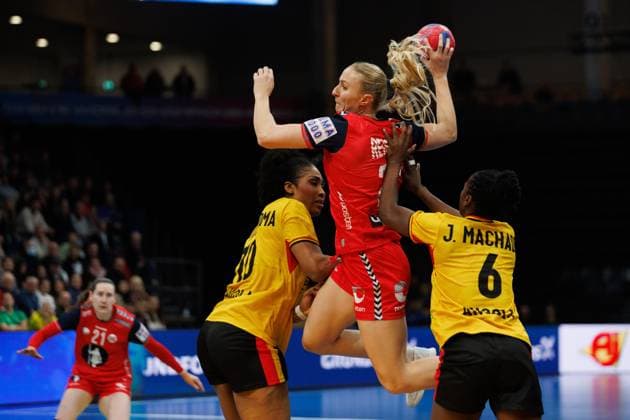 Henny Ella Reistad Norway in duel with Albertina Da Cruz Kassoma Angola and Juliana Jose Machado Angola , Norway vs Angola, Handball, IHF Womens Handball World Championship, Matchday 3, 01 12 2025 Norway vs Angola, Handball, IHF Womens Handball World Championship, Matchday 3, 01 12 2025 Copyright: xEibner-Pressefoto AlexanderxNeisx EP_ANS