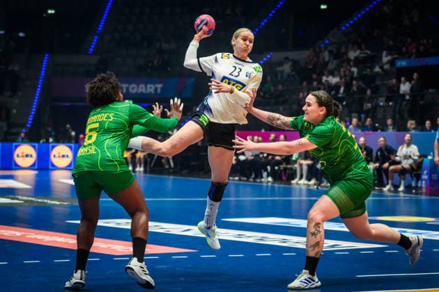 Emma Lindqvist Sweden, 23 vs Mariane Cristina Oliveira Fernandes Brazil, 6 and Marcela Santos Arounian Brazil, 36 GER, Sweden Brazil, Handball World Championship, Preliminary Round, Group G, 01 12 2025 GER, Sweden Brazil, Handball World Championship, Preliminary Round, Group G, 01 12 2025 Stuttgart Copyright: xSandyxDinkelackerx EP_SDR