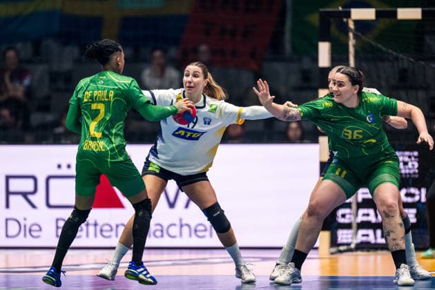 251201 Anna Lagerquist of Sweden, Bruna de Paula and Marcela Arounian of Brazil during the 2025 IHF Women™s World Championship handball match between Sweden and Brazil on December 1, 2025 in Stuttgart Photo Emma Wallskog BILDBYRAN COP 320 EW0598 handball, handball, handball,handball,handball,bbeng,vm,handba  Copyright: EMMAxWALLSKOG BB251201EW021