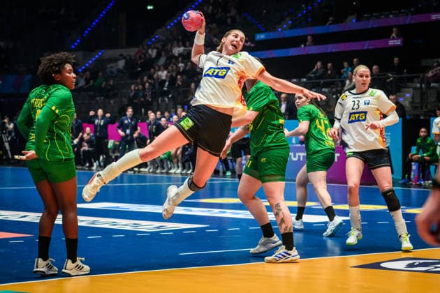 Linn Blohm Sweden, 7 , li Mariane Cristina Oliveira Fernandes Brazil, 6 GER, Sweden Brazil, Handball World Championship, Preliminary Round, Group G, 01 12 2025 GER, Sweden Brazil, Handball World Championship, Preliminary Round, Group G, 01 12 2025 Stuttgart Copyright: xSandyxDinkelackerx EP_SDR