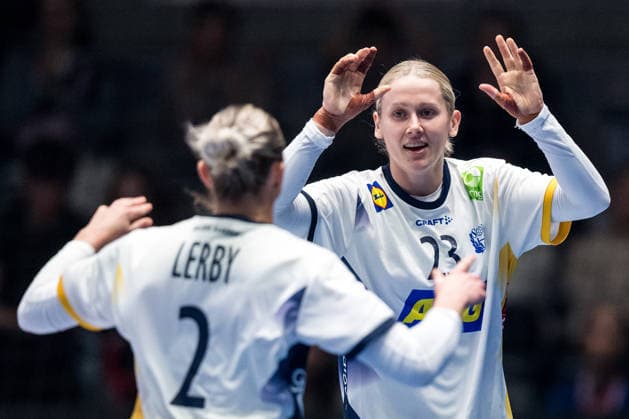 251201 Clara Lerby and Emma Lindqvist of Sweden celebrate during the 2025 IHF Women™s World Championship handball match between Sweden and Brazil on December 1, 2025 in Stuttgart Photo Emma Wallskog BILDBYRAN COP 320 EW0598 handball handball handball bbeng vm handball vm handbolls vm ihf handball world championship world handball championship 2025 world championship 2025 sverige sweden brasilien dam bbauto jubel  Copyright: EMMAxWALLSKOG BB251201EW022