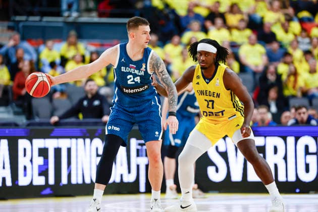 GOTHENBURG, SWEDEN 20251201 Slovenias Alen Omic against Swedens Zaba Bangala during Tuesdays basketball World Cup qualifier between Sweden and Slovenia in Scandinavium GOTHENBURG SWEDEN x9200x  Copyright: xAdamxIhse TTx BASKET VM-KVAL SVERIGE-SLOVENIEN