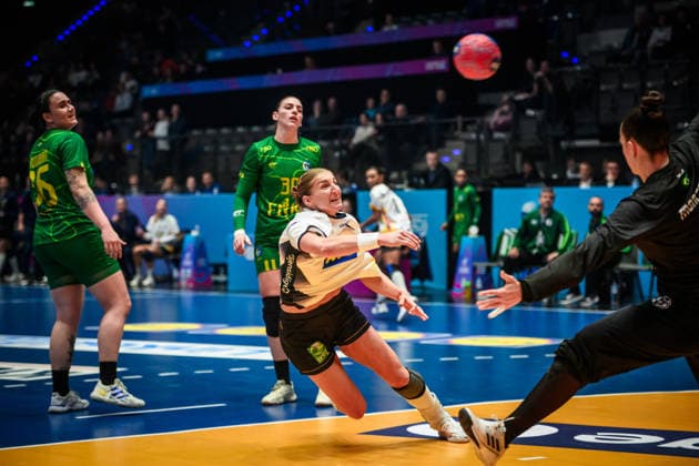 Linn Blohm Sweden, 7 vs Renata Lais De Arruda Brazil, 87 , re GER, Sweden Brazil, Handball World Championship, Preliminary Round, Group G, 01 12 2025 GER, Sweden Brazil, Handball World Championship, Preliminary Round, Group G, 01 12 2025 Stuttgart Copyright: xSandyxDinkelackerx EP_SDR