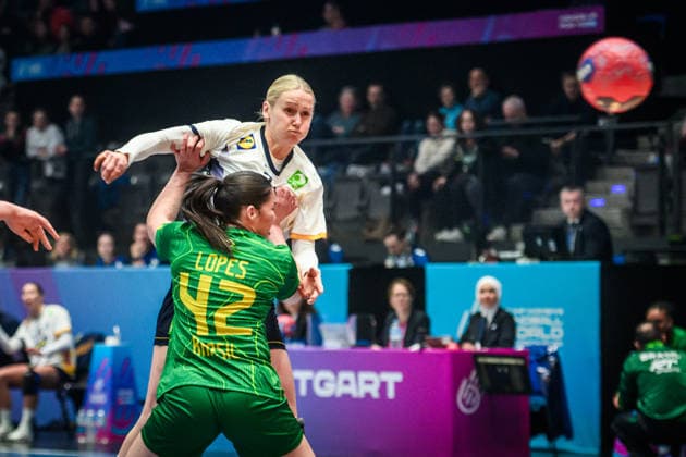 Emma Lindqvist Sweden, 23 vs Jhennifer Rosa Lopes Dos Santos Brazil, 42 GER, Sweden Brazil, Handball World Championship, Preliminary Round, Group G, 01 12 2025 GER, Sweden Brazil, Handball World Championship, Preliminary Round, Group G, 01 12 2025 Stuttgart Copyright: xSandyxDinkelackerx EP_SDR