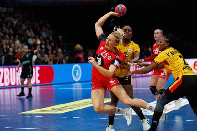 Henny Ella Reistad Norway in a duel with Marcela Concalves Tati Angola and Vilma Pegado Nenganga Angola , Norway vs Angola, Handball, IHF Womens Handball World Championship, Matchday 3, 01 12 2025 Norway vs Angola, Handball, IHF Womens Handball World Championship, Matchday 3, 01 12 2025 Copyright: xEibner-Pressefoto AlexanderxNeisx EP_ANS