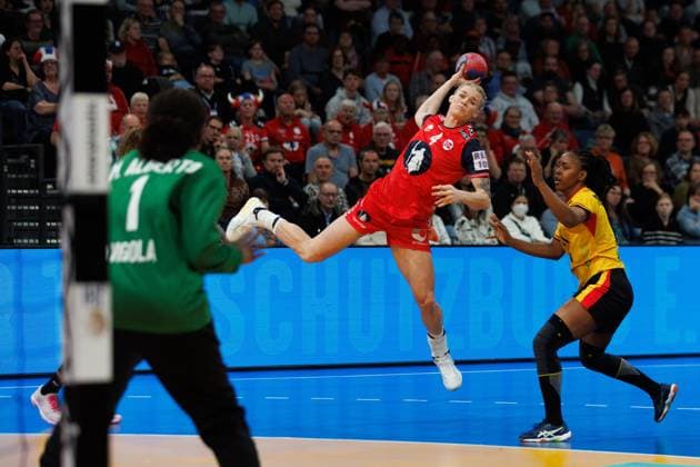 Veronica Egebakken Kristiansen Norway scores against Marta Samuel Alberto Angola , Norway vs Angola, Handball, IHF Womens Handball World Championship, Matchday 3, 01 12 2025 Norway vs Angola, Handball, IHF Womens Handball World Championship, Matchday 3, 01 12 2025 Copyright: xEibner-Pressefoto AlexanderxNeisx EP_ANS