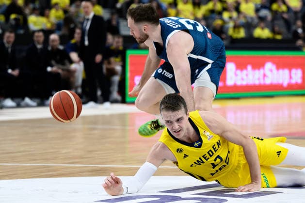 251201 Leon Stergar of Slovenia and Ludvig Hakanson of Sweden during the FIBA World Cup Qualifier game between Sweden and Slovenia on December 1, 2025 in Gothenburg Photo Carl Sandin BILDBYRAN kod CS CS0811 basket basketball vm kval kval fiba world cup qualifiers sverige slovenien sweden slovenia bbeng  Copyright: CARLxSANDIN BB251201CS045