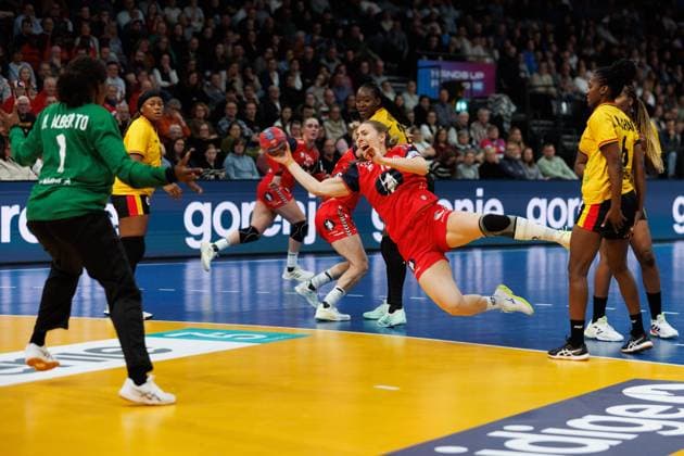 Vilde Mortensen Ingstad Norway vs Marta Samuel Alberto Angola , Norway vs Angola, Handball, IHF Womens Handball World Championship, Matchday 3, 01 12 2025 Norway vs Angola, Handball, IHF Womens Handball World Championship, Matchday 3, 01 12 2025 Copyright: xEibner-Pressefoto AlexanderxNeisx EP_ANS