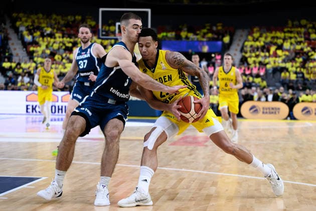 251201 Ziga Samar of Slovenia and Pierre Hampton of Sweden during the FIBA World Cup Qualifier game between Sweden and Slovenia on December 1, 2025 in Gothenburg Photo Carl Sandin BILDBYRAN kod CS CS0811 basket basketball vm kval kval fiba world cup qualifiers sverige slovenien sweden slovenia bbeng  Copyright: CARLxSANDIN BB251201CS049