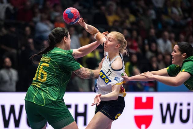 251201 Jhennifer Rosa Lopes Dos Santos of Brazil and Tyra Axnar of Sweden during the 2025 IHF Women™s World Championship handball match between Sweden and Brazil on December 1, 2025 in Stuttgart Photo Emma Wallskog BILDBYRAN COP 320 EW0598 handball handball handball handball handball bbeng vm handball vm handbolls vm ihf handball world championship world handball championship 2025 world championship 2025 sverige sweden brasilien dam bbeng bbauto sverige sweden  Copyright: EMMAxWALLSKOG BB251201EW024