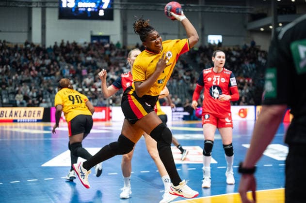 ROSARIO Dolores Palmira Lingombe Do (7 Angola) takes a shot at goal during the IHF Women s Handball World Championship, WM, Weltmeisterschaft game between Norway and Angola at the SWT Arena in Trier, Germany Copyright: xMartinxPitschx xSPPx Sportspressphoto_SPR68827
