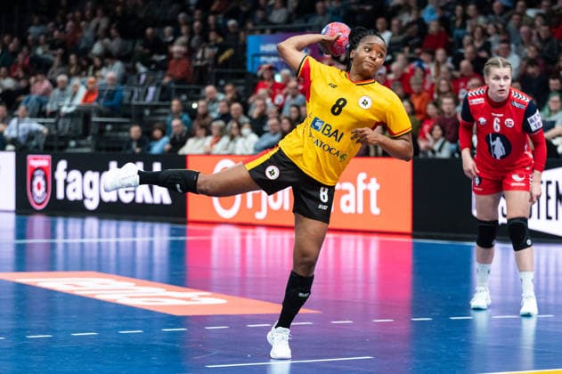 PAULO Helena Gilda Simao (8 Angola) takes a 7m penalty throw during the IHF Women s Handball World Championship, WM, Weltmeisterschaft game between Norway and Angola at the SWT Arena in Trier, Germany Copyright: xMartinxPitschx xSPPx Sportspressphoto_SPR68830