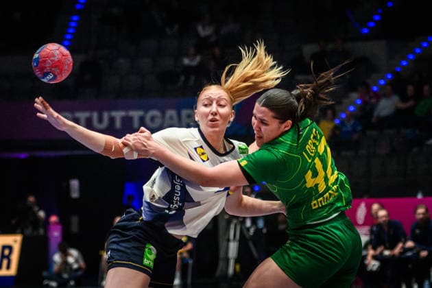 Jhennifer Rosa Lopes Dos Santos Brazil, 42 vs Tyra Axner Sweden, 11 , li GER, Sweden Brazil, Handball World Championship, Preliminary Round, Group G, 01 12 2025 GER, Sweden Brazil, Handball World Championship, Preliminary Round, Group G, 01 12 2025 Stuttgart Copyright: xSandyxDinkelackerx EP_SDR