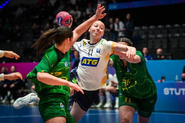 Tyra Axner Sweden, 11 prevails against Jhennifer Rosa Lopes Dos Santos Brazil, 42 , left and Marcela Santos Arounian Brazil, 36 , right GER, Sweden Brazil, Handball World Championship, Preliminary Round, Group G, 01 12 2025 GER, Sweden Brazil, Handball World Championship, Preliminary Round, Group G, 01 12 2025 Stuttgart Copyright: xSandyxDinkelackerx EP_SDR