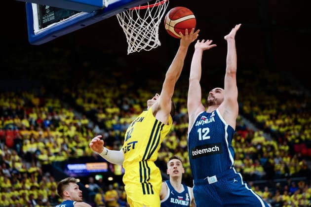 GOTHENBURG, SWEDEN 20251201 Swedens Ludvig Hakanson against Slovenias Rok Radovic during Mondays basketball World Cup qualifier between Sweden and Slovenia in Scandinavium GOTHENBURG SWEDEN x9200x  Copyright: xAdamxIhse TTx BASKET VM-KVAL SVERIGE-SLOVENIEN