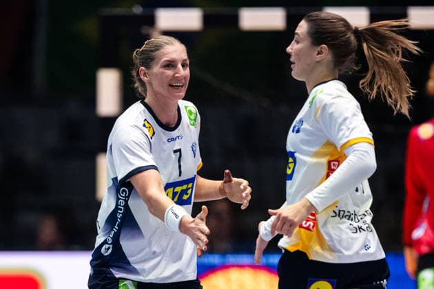 251201 Linn Blohm and Anna Lagerquist of Sweden celebrate during the 2025 IHF Women™s World Championship handball match between Sweden and Brazil on December 1, 2025 in Stuttgart Photo Emma Wallskog BILDBYRAN COP 320 EW0598 handball handball handball bbeng vm handball vm handbolls vm ihf handball world championship world handball championship 2025 world championship 2025 sverige sweden brasilien dam jubel  Copyright: EMMAxWALLSKOG BB251201EW034