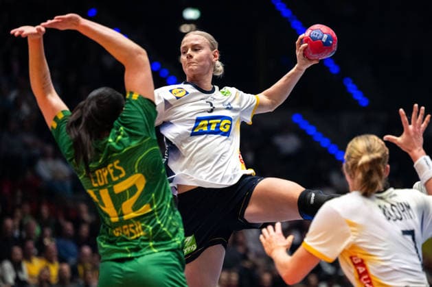 251201 Nina Koppang of Sweden during the 2025 IHF Women™s World Championship handball match between Sweden and Brazil on December 1, 2025 in Stuttgart Photo Emma Wallskog BILDBYRAN COP 320 EW0598 handball handball handball bbeng vm handball vm handbolls vm ihf handball world championship world handball championship 2025 world championship 2025 sverige sweden brasilien dam  Copyright: EMMAxWALLSKOG BB251201EW041