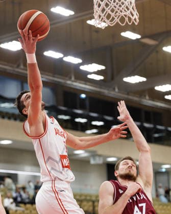 BASKETBALL - FIBA WC Quali, AUT vs LAT VIENNA,AUSTRIA,01.DEC.25 - BASKETBALL - FIBA Basketball World Cup 2027,Qualifiers, international match, Länderspiel, Nationalmannschaft Austria vs Latvia. Image shows Bogic Vujosevic (AUT) an Arturs Kurucs (LAT).  GEPAxpictures xArminxRauthner